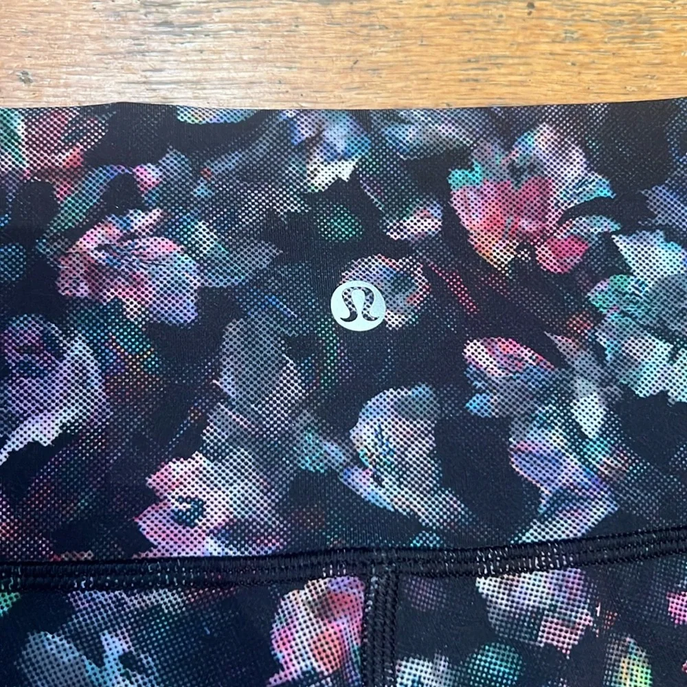 Lululemon Wunder Under High-Rise 28” Tight in Floral, size 2 - Picture 8 of 12
